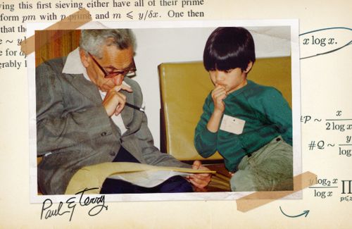 Ο Paul Erdős, αριστερά, και ο Terence Tao συζητώντας μαθηματικά το 1985. Τον περασμένο Αύγουστο ο Tao και τέσσερις άλλοι μαθηματικοί απέδειξαν μια παλιά εικασία του Erdős σηματοδοτώντας την πρώτη σημαντική πρόοδο, σε 76 χρόνια, στην κατανόηση σχετικά με το εύρος του χάσματος ανάμεσα στους πρώτους αριθμούς.